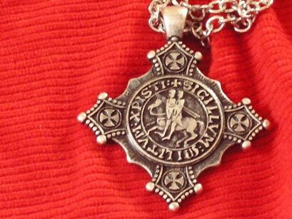 HISTORYCZNY WISIOR Z TEMPLARIUSZAMI (AGCD/42.01)