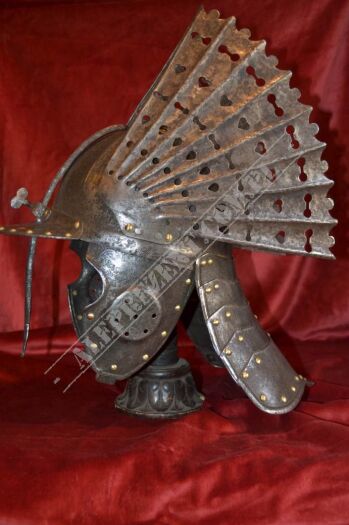 Geflügelter Husar-Helm aus dem XVII. Jahrhundert