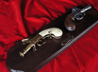 Waffen auf Kleiderbügeln