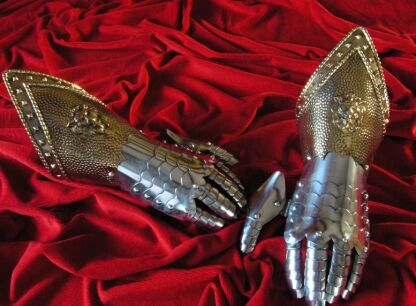 Gürtel und Handschuhe