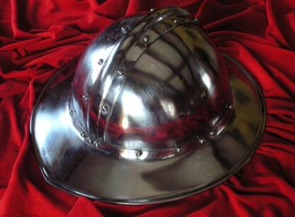 Historischer Helm