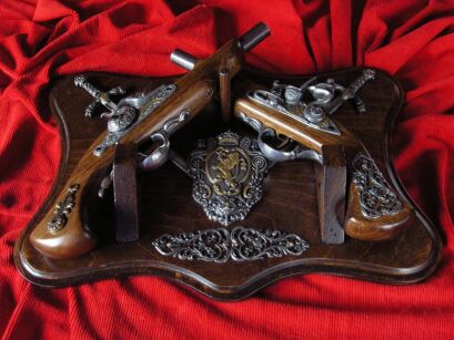 ZWEI WAFFEN IN HOLZ UND SCHWERTER Wappen (WTR-233)