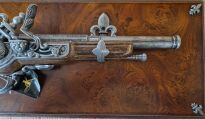 ORYGINALNY PISTOLET SKAŁKOWY PLUS DREWNIANE TABLO (K1095-51) - 2
