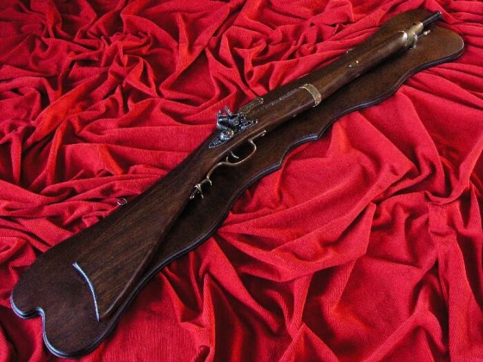 Gewehr auf Holzplatte mit Steinschloss von 1732. (AG34 / FC3.01)