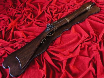 Gewehr auf Holzplatte mit Steinschloss von 1732. (AG34 / FC3.01)