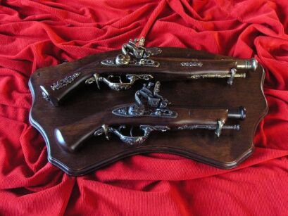 HISTORISCHE Reihe von GUNS auf WOODEN Anhänger (AG34 / A1.01)