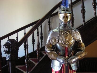 Gravierte Rüstung aus dem sechzehnten Jahrhundert mit dem Bild der Gorgon