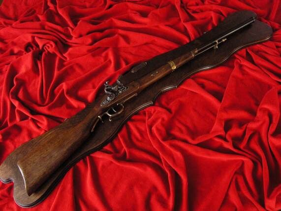 Gewehr mit Steinschloss aus dem Jahr 1732. MIT einem Holzbrett (AG34 / FC4.01)