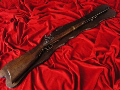 Gewehr mit Steinschloss aus dem Jahr 1732. MIT einem Holzbrett (AG34 / FC4.01)