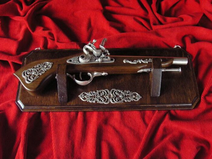 ALTES Steinschloss GEWEHR IN HOLZ (WARG-1)
