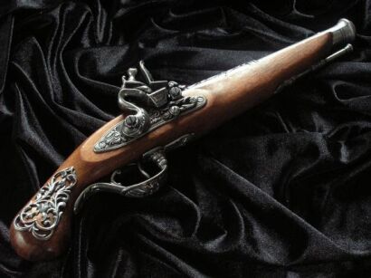 BRYTYJSKI CZARNOPROCHOWY PISTOLET SKAŁKOWY Z XVIII w. (1196-G)