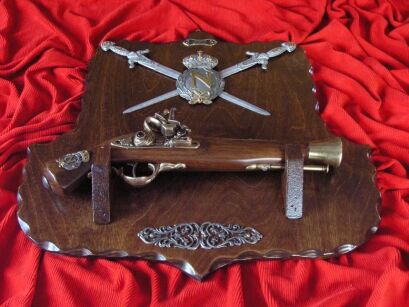 GUN Napoleonic auf Holz mit einem Mantel und zwei Schwertern (WTR-201)