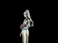 STATUETKA PANNA MŁODA Z BUKIETEM RÓŻ VERONESE  (WU73410A4) - 5