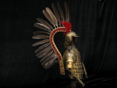 Geflügelte Husarenrüstung MINIATUR MIT STAND 60 CM