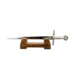 Ekskluzywny NOŻYK DO LISTÓW MINIATURKA HISTORYCZNY MIECZ KRZYŻOWCÓW ZE STALI TOLEDAŃSKIEJ 27 CM PLUS STOJAK (12) - 16