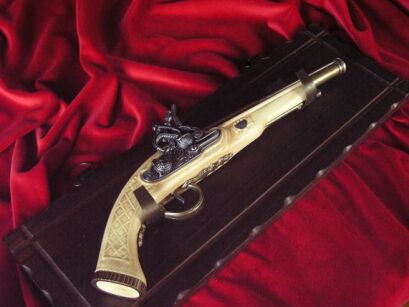 DAWNY PISTOLET SKAŁKOWY WRAZ Z DREWNIANĄ ZAWIESZKĄ (K1094-106M )