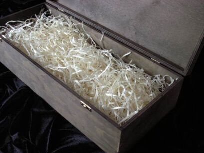 Große Holzkiste und die Maske REPLICA GUN