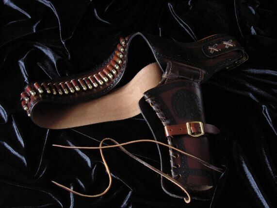 Ledergürtel mit Kugeln in einem Revolver (703)